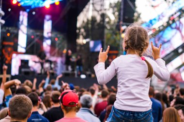 Çocuklar bir sokak konserinde boynuna dolanıyor