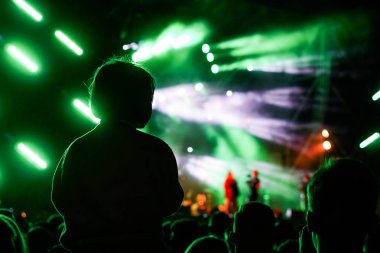 Çocuklar bir sokak konserinde boynuna dolanıyor