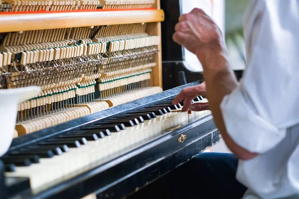 Musicista di strada che suona il vecchio piano squallido . — Foto Stock