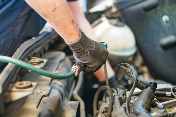 Male hand repairing car engine — Stock Photo, Image