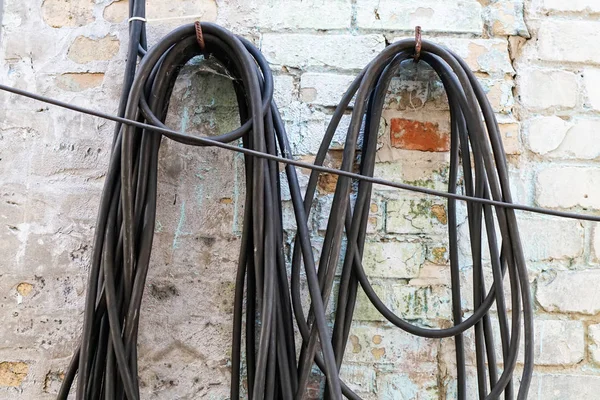 Cable eléctrico desordenado en el poste eléctrico — Foto de Stock