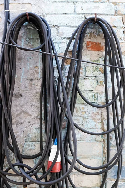 Stökig elektrisk tråd på elektrisk stolpe — Stockfoto