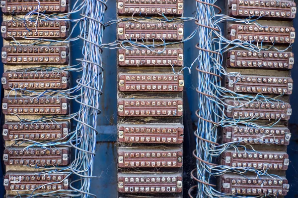 Old wiring. Electric background. Terminal strip with aged wires. — Stock Photo, Image