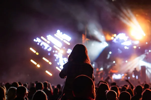 Děti sedí kolem krku na pouliční koncert — Stock fotografie