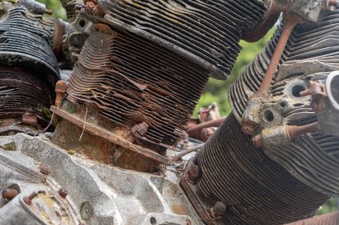 Uçak motoru parçaları, eski bir motorun parçası.