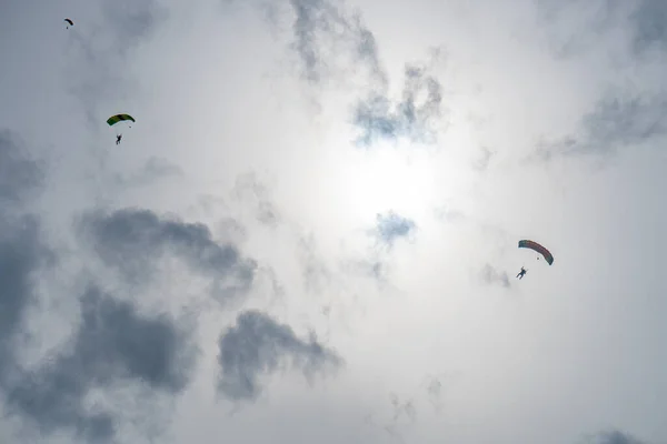 Silhouette d'un parachutiste en vol avant le coucher du soleil — Photo