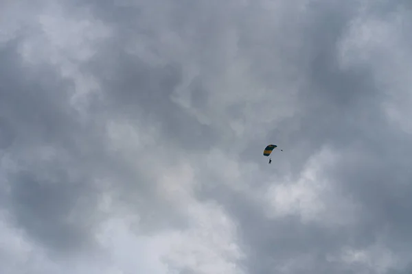 Silhouette d'un parachutiste en vol avant le coucher du soleil — Photo