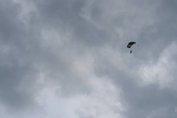 Silhouette d'un parachutiste en vol avant le coucher du soleil — Photo