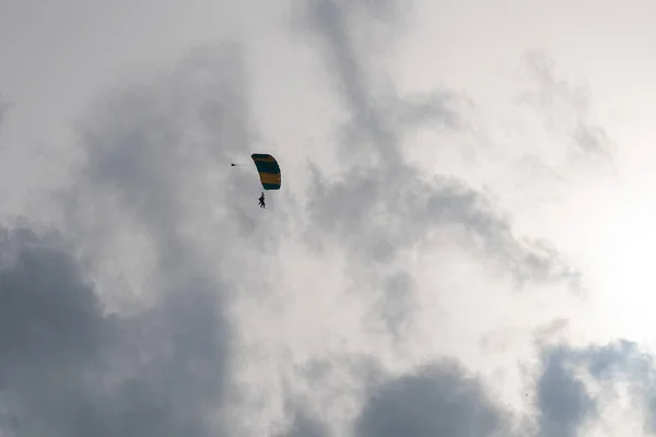 Silueta de un paracaidista en vuelo antes del atardecer —  Fotos de Stock