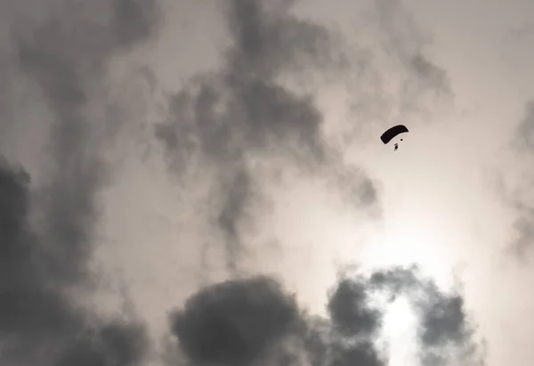 Gün batımından önce uçan bir paraşütçünün silueti. — Stok fotoğraf