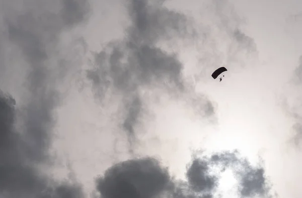 Silhouette d'un parachutiste en vol avant le coucher du soleil — Photo