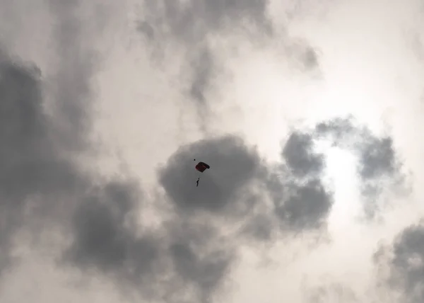 Silhouette d'un parachutiste en vol avant le coucher du soleil — Photo