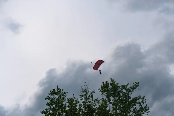 Silhouette d'un parachutiste en vol avant le coucher du soleil — Photo