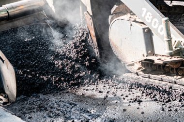 Endüstriyel kaldırım makinesi otoyola yeni asfalt sermiş.