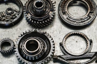 Yağlanmış dişliler büyük mekanizmanın küçük parçaları olarak