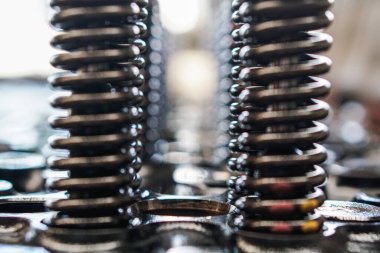 İçten yanmalı motorun kam milinin yakın çekim görüntüleri kapalı ve motor tamircisi tarafından kapakçık yayları sökülmüş. Motor mili, kapakçık kapağı....