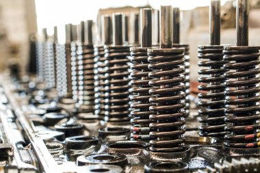 İçten yanmalı motorun kam milinin yakın çekim görüntüleri kapalı ve motor tamircisi tarafından kapakçık yayları sökülmüş. Motor mili, kapakçık kapağı....