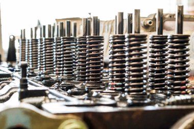 İçten yanmalı motorun kam milinin yakın çekim görüntüleri kapalı ve motor tamircisi tarafından kapakçık yayları sökülmüş. Motor mili, kapakçık kapağı....