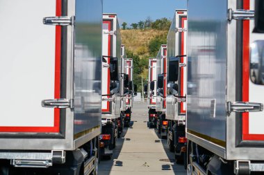 Beyaz kamyonlar ön tarafta duruyor.