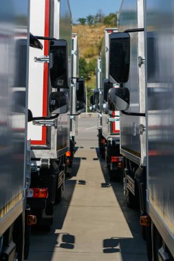 Beyaz kamyonlar ön tarafta duruyor.