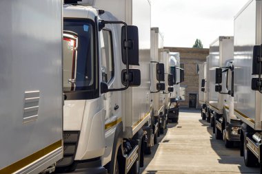 Beyaz kamyonlar ön tarafta duruyor.