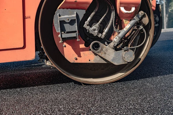 Buharlı silindir, asfalt katranı düzleştirmiş.