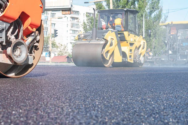 Buharlı silindir, asfalt katranı düzleştirmiş.