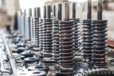 İçten yanmalı motorun kam milinin yakın çekim görüntüleri kapalı ve motor tamircisi tarafından kapakçık yayları sökülmüş. Motor mili, kapakçık kapağı....