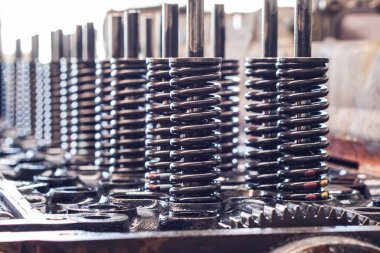 İçten yanmalı motorun kam milinin yakın çekim görüntüleri kapalı ve motor tamircisi tarafından kapakçık yayları sökülmüş. Motor mili, kapakçık kapağı....