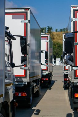 Beyaz kamyonlar ön tarafta duruyor.