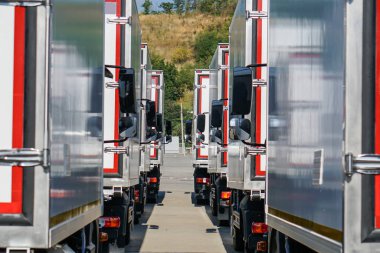 Beyaz kamyonlar ön tarafta duruyor.