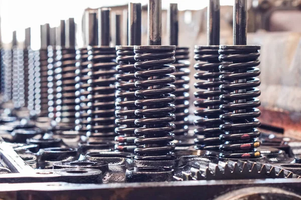 İçten yanmalı motorun kam milinin yakın çekim görüntüleri kapalı ve motor tamircisi tarafından kapakçık yayları sökülmüş. Motor mili, kapakçık kapağı....