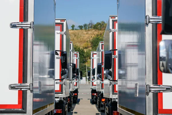 Beyaz kamyonlar ön tarafta duruyor.