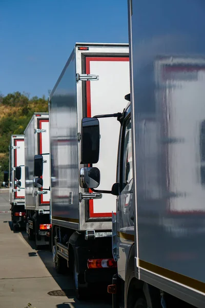 Beyaz kamyonlar ön tarafta duruyor.