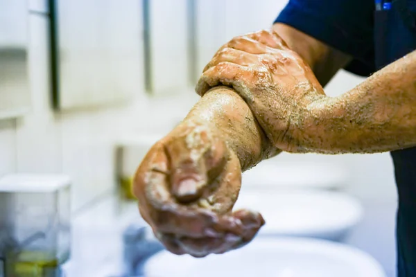 Mecánico Lava Las Manos Sucias Después Día Trabajo — Foto de Stock