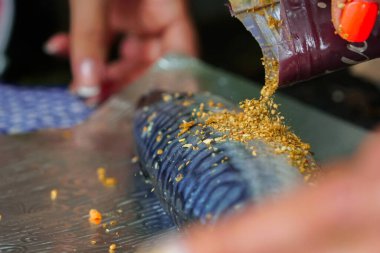 Mutfaktaki masada lezzetli uskumru balığı hazırlayan kadın.