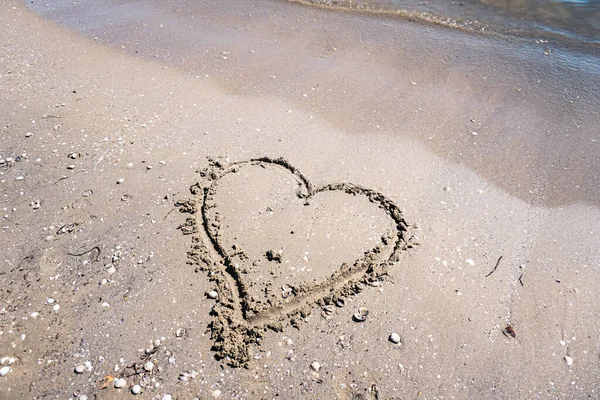 ビーチの砂の上に描かれた心は — ストック写真