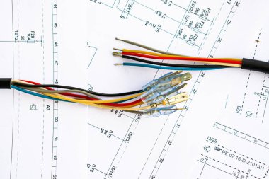 Kağıt devre çizim arka planında farklı elektrikli araçlar