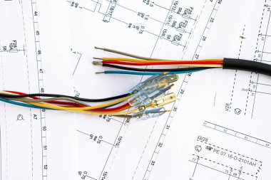 Kağıt devre çizim arka planında farklı elektrikli araçlar