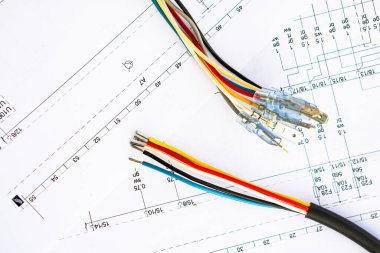 Kağıt devre çizim arka planında farklı elektrikli araçlar