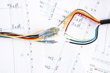 Kağıt devre çizim arka planında farklı elektrikli araçlar