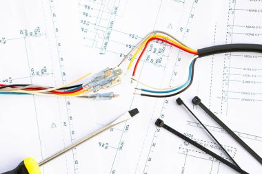 Elektrik devrelerinde aletler, tasma ve kabloların güvenlik kilitleri var..