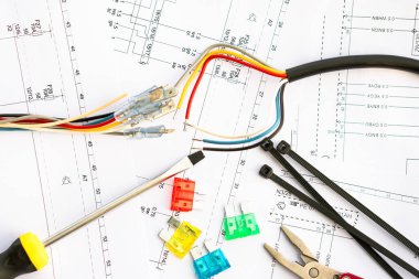 Elektrik devrelerinde aletler, tasma ve kabloların güvenlik kilitleri var..