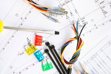 Elektrik devrelerinde aletler, tasma ve kabloların güvenlik kilitleri var..