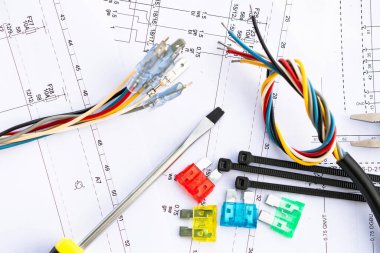 Elektrik devrelerinde aletler, tasma ve kabloların güvenlik kilitleri var..