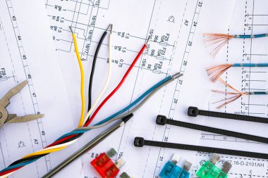 Elektrik devrelerinde aletler, tasma ve kabloların güvenlik kilitleri var..