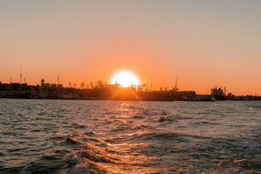 Tallinn 'in deniz siluetinden Ateş Denizi günbatımına kadar