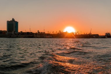 Tallinn 'in deniz siluetinden Ateş Denizi günbatımına kadar