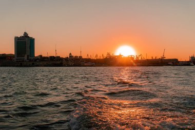 Tallinn 'in deniz siluetinden Ateş Denizi günbatımına kadar