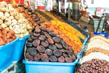 Farklı kurumuş baklagiller, fasulyeler, meyve ve pirinç pazarı.